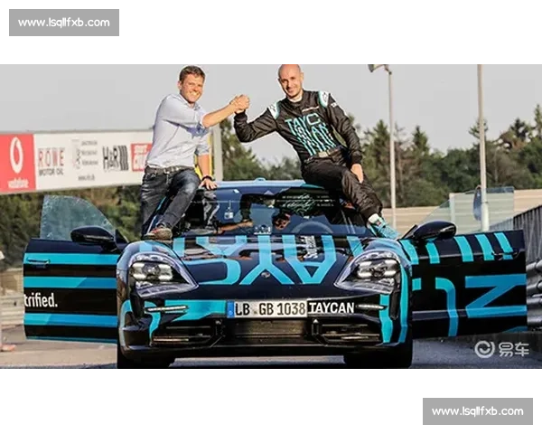 速度与激情！赛车手绝尘而去，刷新赛道最快圈速纪录！